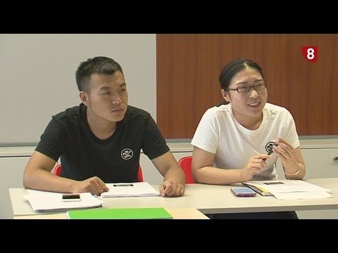 Chinos en pareja estudiando español